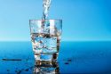 Инновационный источник света на стакане соленой воды